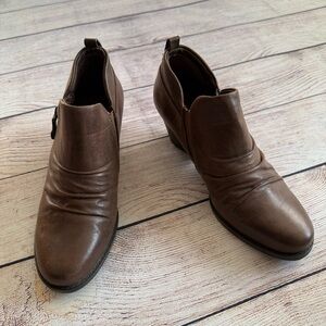 BareTraps Roper Zip Up Round Almond Toe Block Heel Brown Ankle Booties